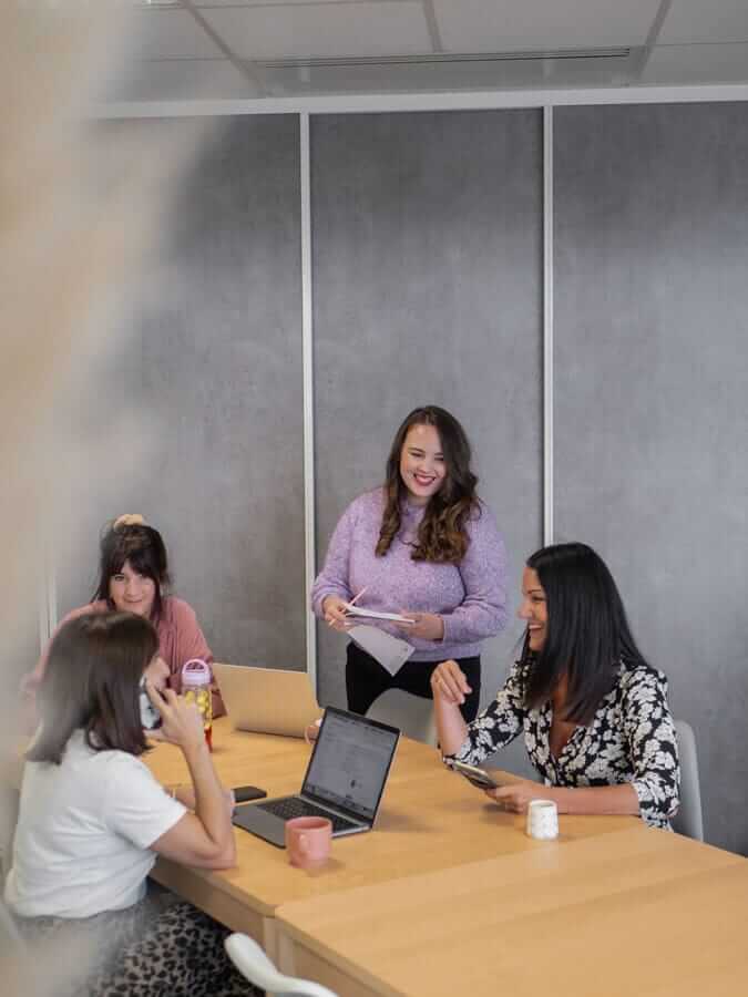 groupe de quatre femmes souriant en réunion