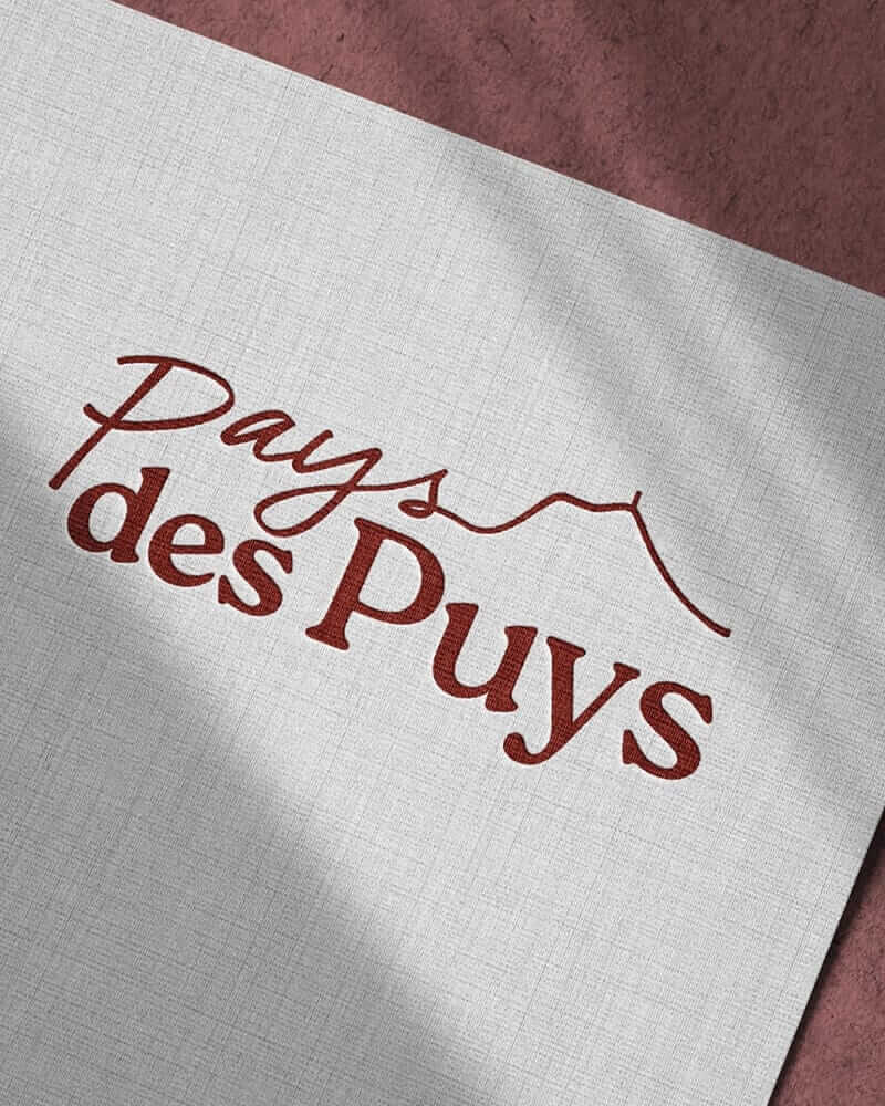 logo pays des puys sur une feuille
