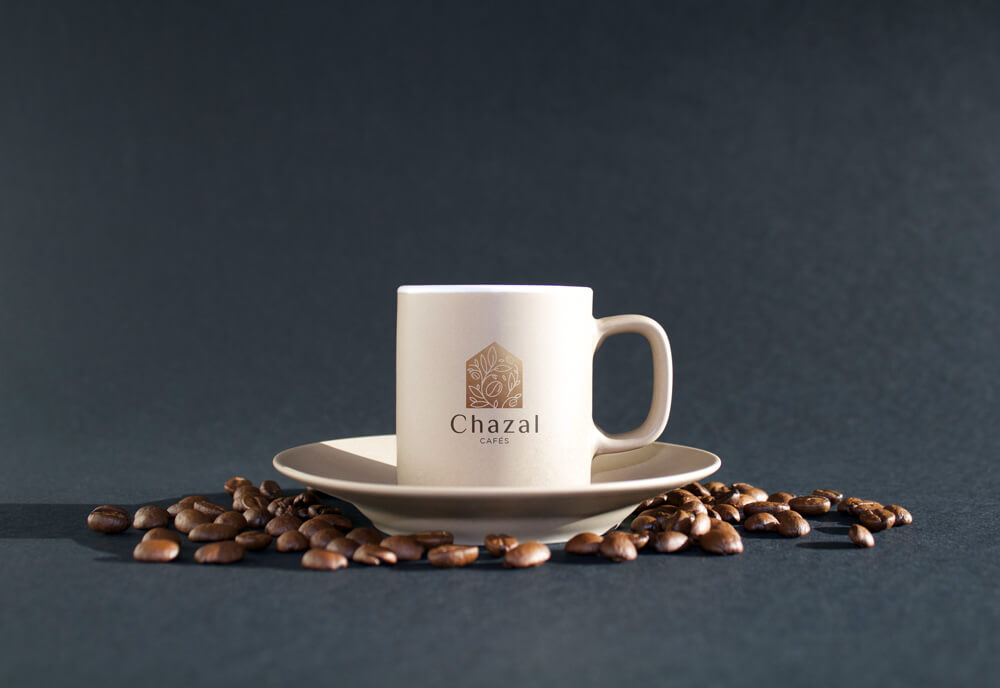 tasse à café avec grain avec le logo de chazal cafés