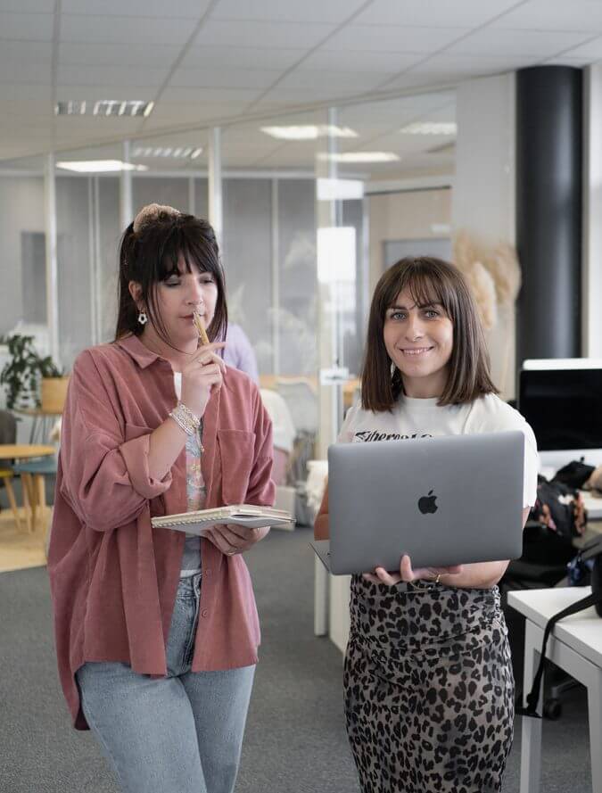 directrice artistique web et cheffe de projet dans une agence de communication, travaillant sur la refonte d'un site internet