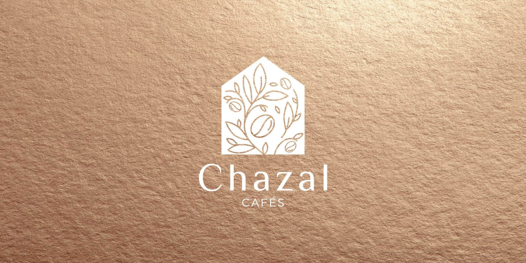 logo en blanc sur fond doré de la société chazal cafés réalisé par l'agence de communication globale com commerce