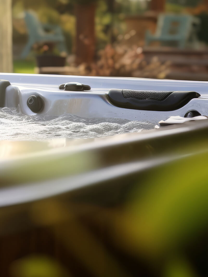 spa bouillonnant dans un jardin