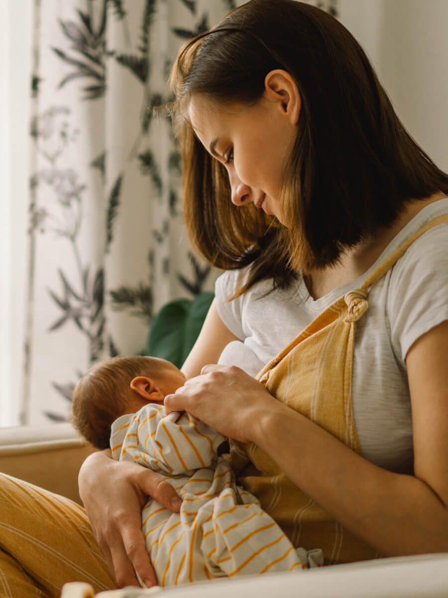 femme allaitant un nouveau né