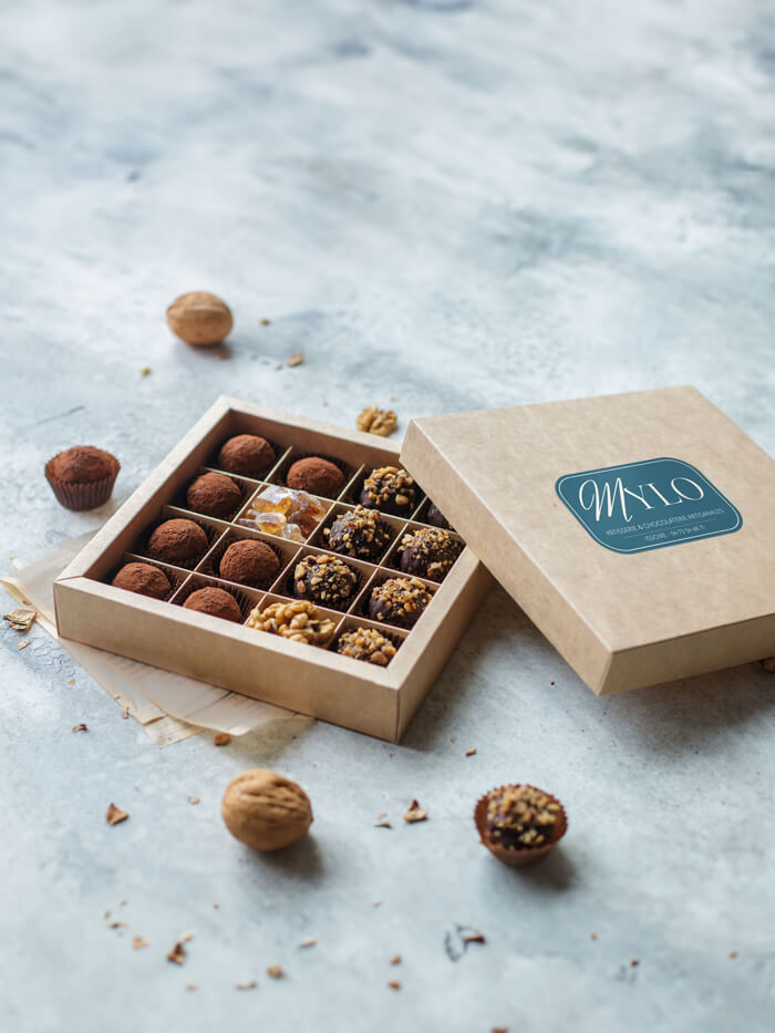 boite de chocolat ouverte avec une étiquette de l'enseigne Mylo à Issoire - identité visuelle crée par l'agence de communication com commerce