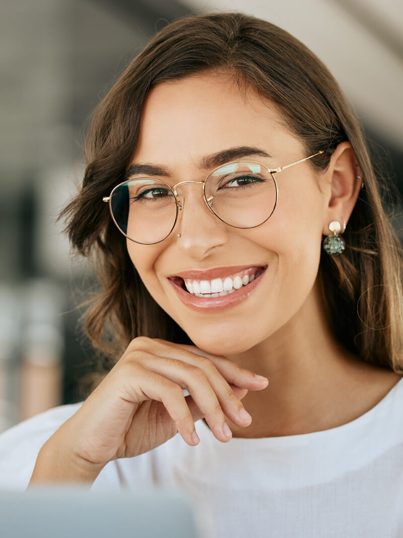 femme à lunettes souriante