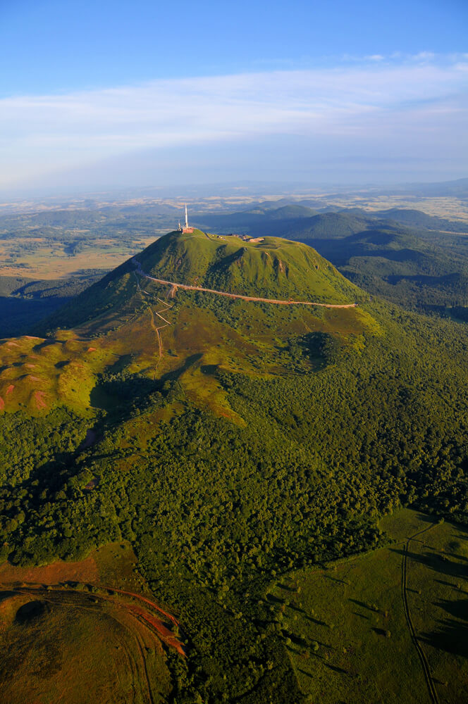 le puy de dôme en auvergne vue du ciel