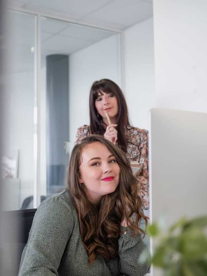 deux directrices artistiques réfléchissant à la création de supports de communication