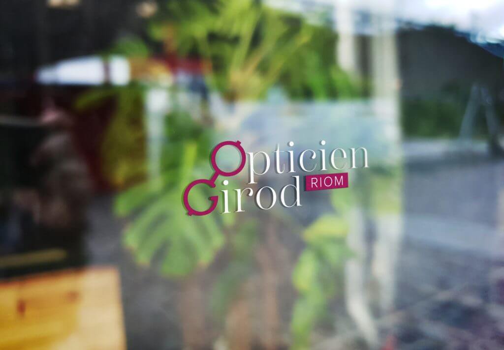 logo sur une vitrine de l'enseigne opticien girod