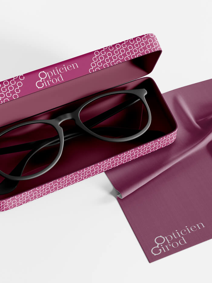 étui à lunette avec le logo et l'identité graphique d'opticien girod