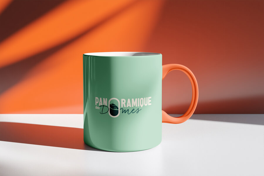 tasse aux couleurs du nouveau logo du panoramique des dômes, vert et orange