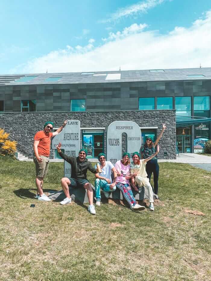 groupe d'influenceurs devant la gare du panoramique des dômes en auvergne durant un événement organisé par l'agence com' commerce