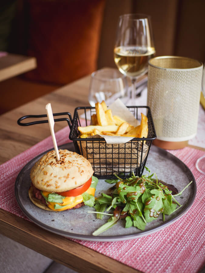 appétissant burger, frite et salade dans un restaurant - shooting photo professionnel réalisé par l'agence com commerce chez un restaurateur