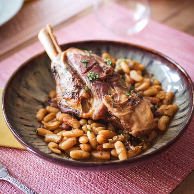 assiette de viande avec flageolets, shooting photo professionnel réalisé par l'agence de communication com commerce pour la gestion des réseaux sociaux du restaurant