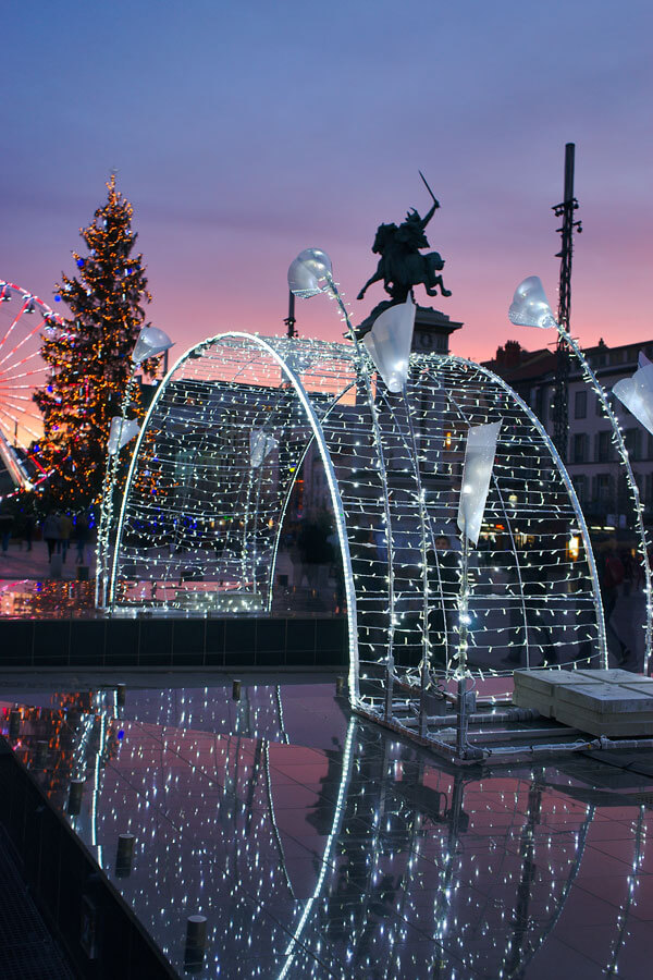 place de jaude à clermont-ferrand pendant les festivités de noel