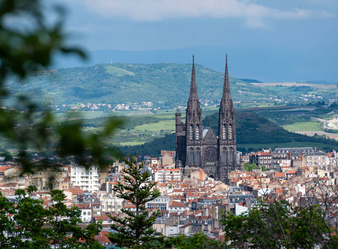 vue sur la ville de clermont-ferrand en auvergne, et sur la cathédrale en pierre de volvic