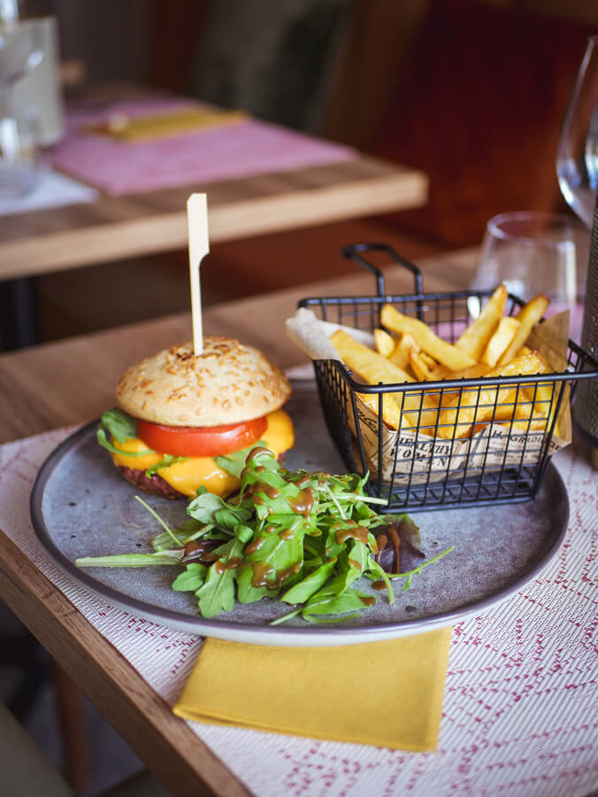 shooting photo d'un burger à l'hotel Larivaut par l'agence com commerce