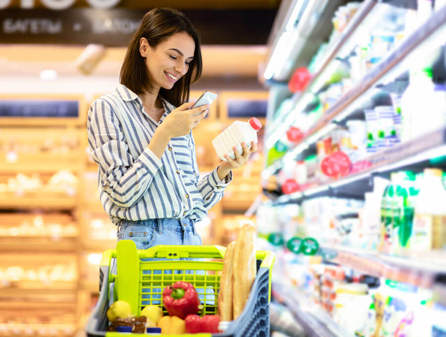 femme en train de faire ses courses dans un magasin de grande distribution